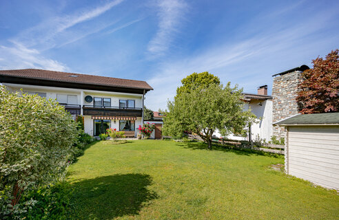 Familienidylle mit sonnigem Garten